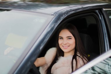 Çok güzel bir kız bir arabada Kürk giymiş bir ormandaki portresi