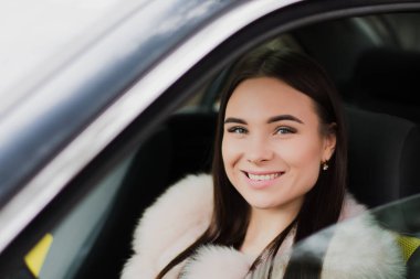 Çok güzel bir kız bir arabada Kürk giymiş bir ormandaki portresi