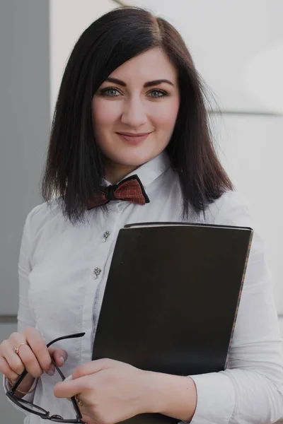 Entreprise moderne, femme près du bureau réfléchit plan d'affaires — Photo