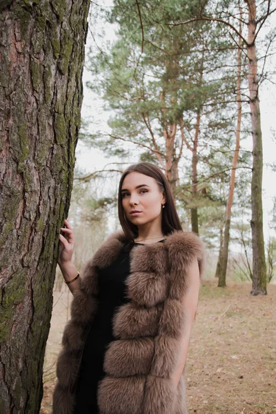 Портрет очень красивой девушки в лесу, одетой в мех — стоковое фото