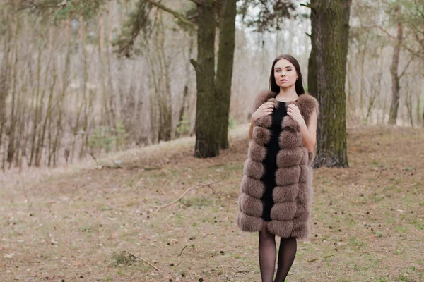 很漂亮的女孩，在一片森林，穿着毛皮的肖像 — 图库照片
