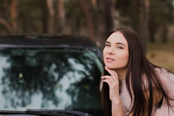 Portrét velmi krásná dívka v lese, oblečený v srsti v autě — Stock fotografie