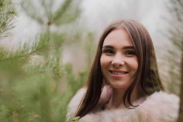 Porträt eines sehr schönen Mädchens in einem Wald mit Pelz — Stockfoto