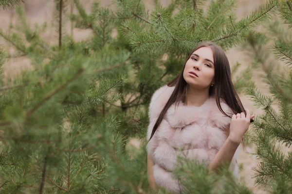 Retrato de uma menina muito bonita em uma floresta vestida de pele — Fotografia de Stock