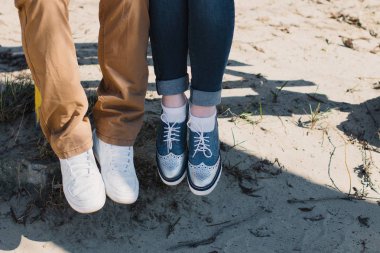 Mutlu çifte sarılma ve duygu paylaşımı aşık nehrin yanında bir bankta ellerimi