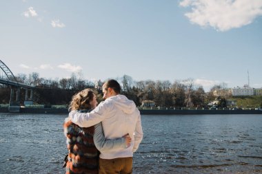 Mutlu çifte sarılma ve duygu paylaşımı aşık nehir kıyısında ellerimi
