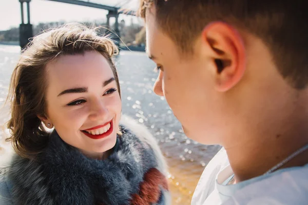 Pareja feliz enamorada abrazando y compartiendo emociones, tomados de la mano en la orilla del río —  Fotos de Stock