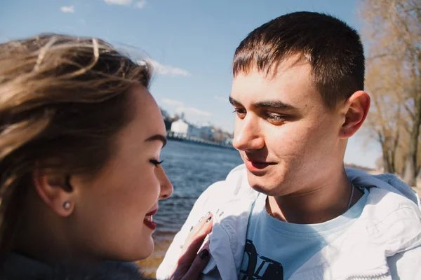 Šťastný pár v lásce objímání a sdílení emocí, držení rukou na břehu řeky — Stock fotografie