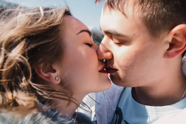 Couple heureux amoureux embrasser et partager des émotions, se tenant la main sur la rive de la rivière — Photo