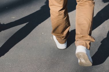Mutlu çifte sarılma ve duygular, el ele parkta yürüyüş paylaşımı seviyorum