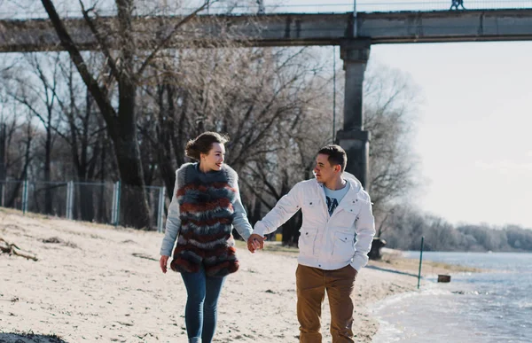 Ευτυχισμένο ζευγάρι στην αγάπη αγκάλιασμα και μοιράζονται τα συναισθήματα, τα χέρια εκμετάλλευσης στην όχθη του ποταμού — Φωτογραφία Αρχείου