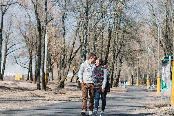 Ευτυχισμένο ζευγάρι στην αγάπη αγκάλιασμα και ανταλλαγή συναισθημάτων, κρατώντας τα χέρια, τα πόδια στο πάρκο — Φωτογραφία Αρχείου