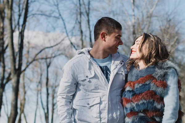 Pareja feliz enamorada abrazando y compartiendo emociones, tomados de la mano caminando por el parque — Foto de Stock