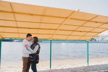 Mutlu çifte sarılma ve duygu paylaşımı aşık nehir kıyısında ellerimi