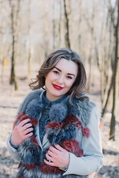 Retrato de uma menina encantada feliz em antecipação de um homem amado no parque — Fotografia de Stock