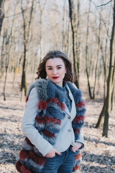 Portrait of a happy enamored girl in anticipation of a beloved man in the park — Stock Photo, Image