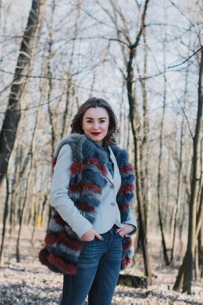 Portrait of a happy enamored girl in anticipation of a beloved man in the park — Stock Photo, Image