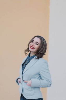 Sevgili adam parkta beklentisiyle mutlu aşık kız portresi