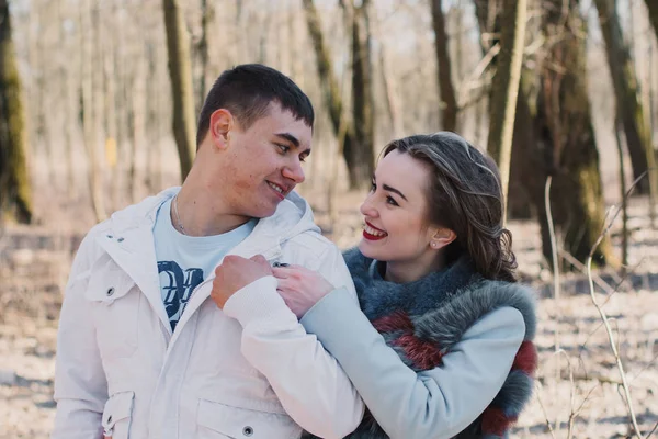 Pareja feliz enamorada abrazando y compartiendo emociones, tomados de la mano caminando por el parque — Foto de Stock