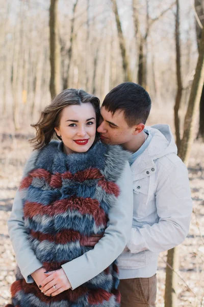 Szczęśliwa para w miłości, przytulanie i dzielenie się emocjami, trzymając się za ręce spaceru w parku — Zdjęcie stockowe