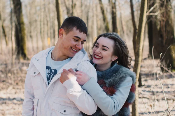 Glückliches verliebtes Paar, das sich umarmt und Emotionen teilt, Händchen haltend im Park spazieren geht — Stockfoto