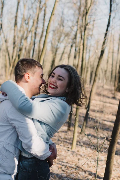 Gelukkige paar verliefd knuffelen en het delen van emoties, hand in hand wandelen in het park — Stockfoto