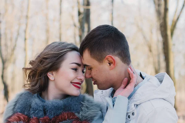 Pareja feliz enamorada abrazando y compartiendo emociones, tomados de la mano caminando por el parque — Foto de Stock