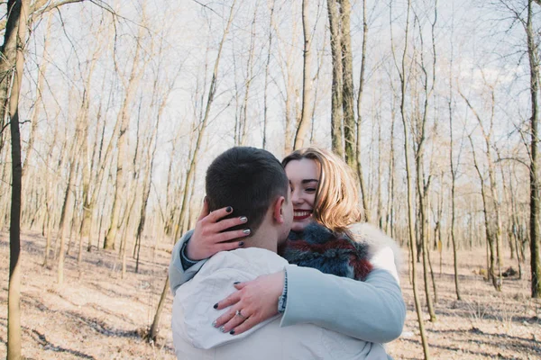 Ευτυχισμένο ζευγάρι στην αγάπη αγκάλιασμα και ανταλλαγή συναισθημάτων, κρατώντας τα χέρια, τα πόδια στο πάρκο — Φωτογραφία Αρχείου