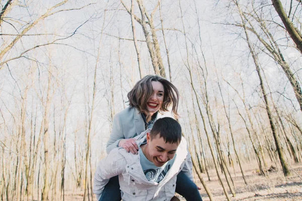 Glückliches verliebtes Paar, das sich umarmt und Emotionen teilt, Händchen haltend im Park spazieren geht — Stockfoto