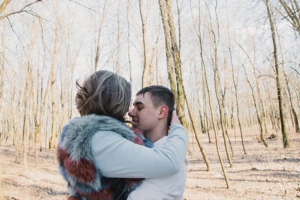 Couple heureux amoureux étreignant et partageant des émotions, se tenant la main marchant dans le parc — Photo