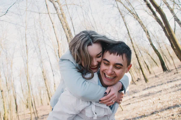 Pareja feliz enamorada abrazando y compartiendo emociones, tomados de la mano caminando por el parque — Foto de Stock