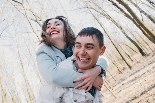 愛を抱いてと繋いで公園を散歩して、感情を共有で幸せなカップル — ストック写真