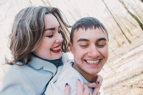 愛を抱いてと繋いで公園を散歩して、感情を共有で幸せなカップル — ストック写真