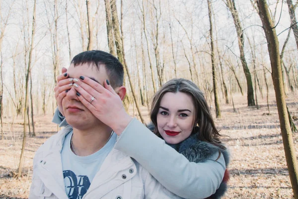 Couple heureux amoureux étreignant et partageant des émotions, se tenant la main marchant dans le parc — Photo