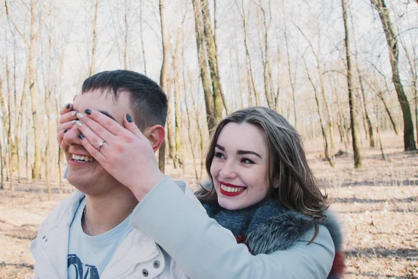 Pareja feliz enamorada abrazando y compartiendo emociones, tomados de la mano caminando por el parque — Foto de Stock