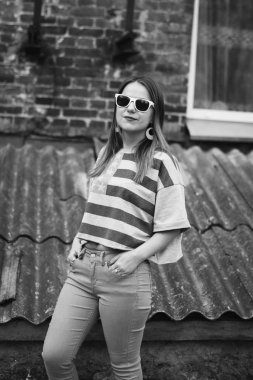 Bir hippi kız poz ve gülümseyen eski bir avluda