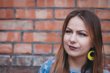 Bir hippi kız poz ve gülümseyen eski bir avluda