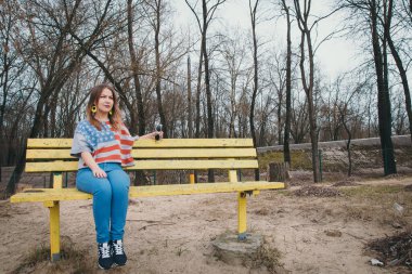 Nehir kıyısında poz ve gülümseyen kız hippi