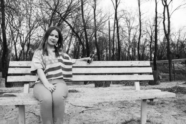 Nehir kıyısında poz ve gülümseyen kız hippi