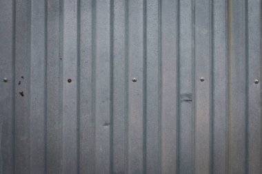 Vidaları olan demir bir çitin arka planı