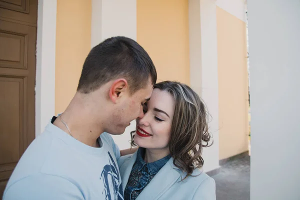 Pareja feliz enamorada abrazando y compartiendo emociones, tomados de la mano caminando por el parque —  Fotos de Stock