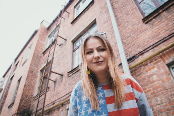 Une fille hipster dans une vieille cour posant et souriant — Photo