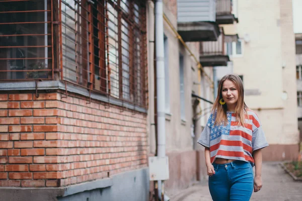 Ένα hipster κορίτσι σε μια παλιά αυλή θέτοντας και χαμογελαστός — Φωτογραφία Αρχείου