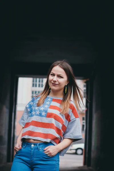 Une fille hipster dans une vieille cour posant et souriant — Photo