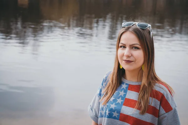 Una chica hippy en la orilla del río posando y sonriendo —  Fotos de Stock