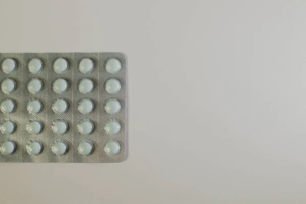 Médicaments sur un fond gris d'une couleur différente — Photo
