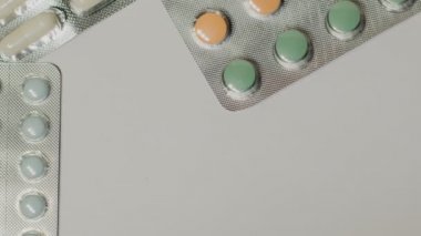 Tablo, kesintisiz beyaz arka plan ile vuruldu döndürerek tıbbi ilaç yerleştirilir