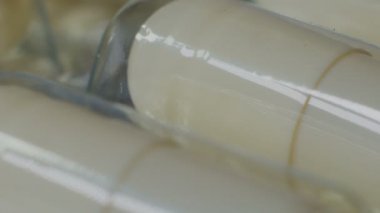 Tablo, kesintisiz beyaz arka plan ile vuruldu döndürerek tıbbi ilaç yerleştirilir