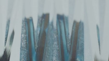 Arka plan cam geometrik yüzü olan