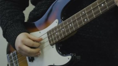 Bas gitar yakın çekim adam çalış